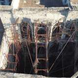 Quest�ultimo � comunque ben distinguibile, con le sue varie arcate in pietra che, su tre differenti livelli, creano un complesso gioco di volte rampanti e di archi a pieno centro